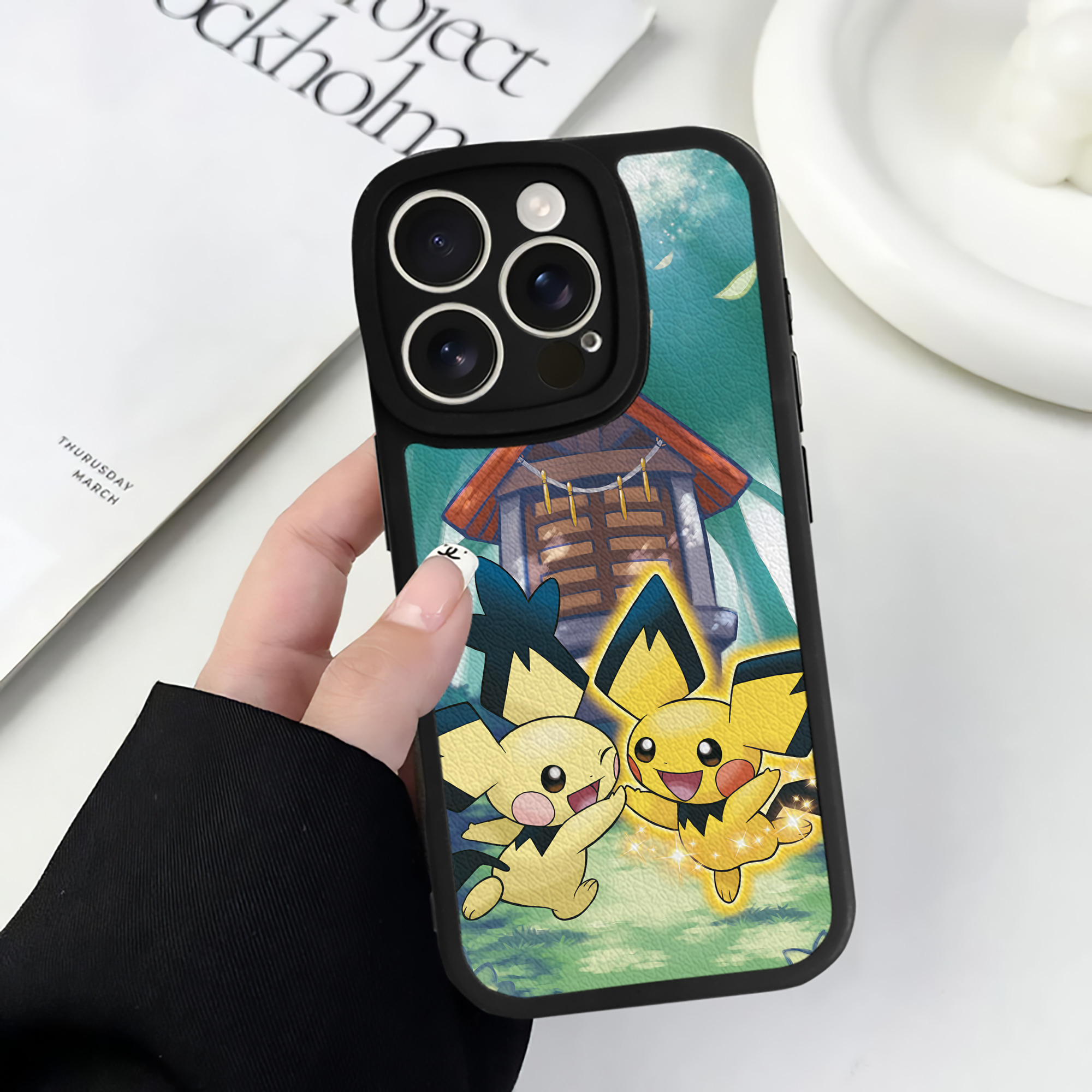 （画像用） ポケットモンスター Pokémon 【iPhone 16シリーズ対応】シリコンスマホケース（レザー調） 材質：シリコン